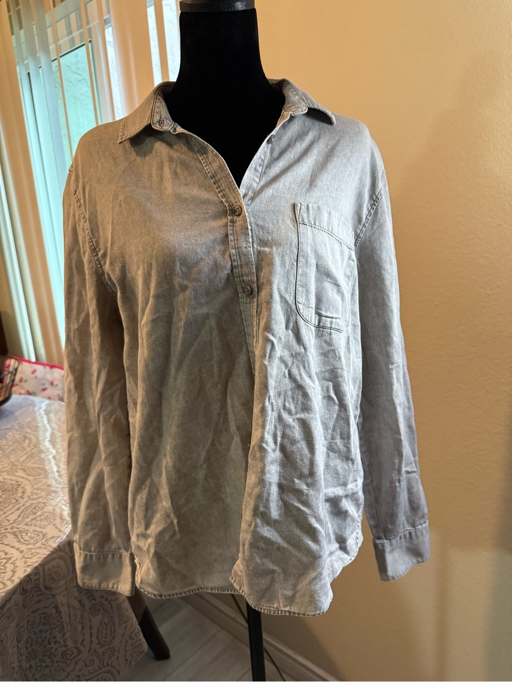 American Eagle Women's Light Gray Casual Button-Down Shirt - Long Sleeve